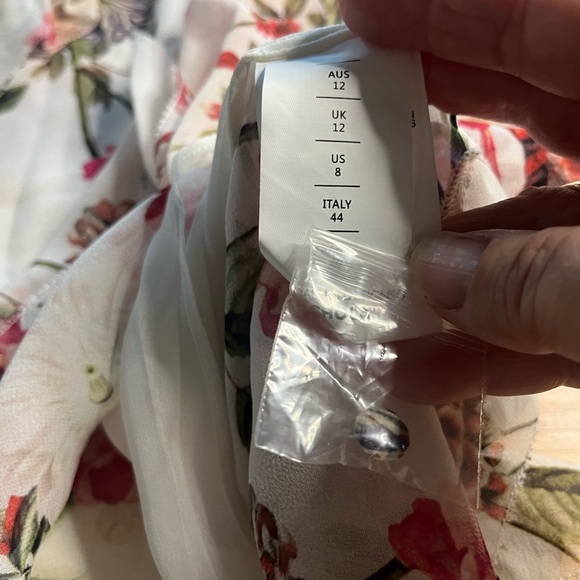 NWOT Nicholas- Silk Floral Blouse. Size US 8 - Picture 5 of 8